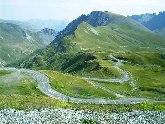 Kurvenreicher Abstieg vom l'Iseran